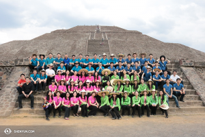 La Shen Yun Touring Company si unisce per una coloratissima foto di gruppo.