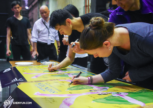 Prima di lasciare Melbourne gli artisti autografano due poster come ricordo. (foto del ballerino Ben Chen)