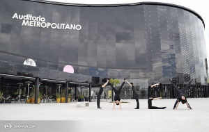 Sapresti dire se questi ballerini sono contenti di viaggiare? Qui sono davanti al Metropolitan Auditorium di Puebla, tra Sirio Street all’angolo con via Pléyades, in Messico. (foto del ballerino Pierre Huang)