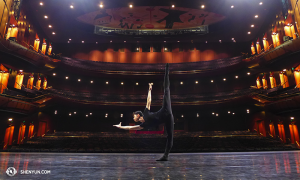Ultima tappa australiana al Sydney Lyric Theatre. Il ballerino Joe Huang si esercita sul palco (foto del danzatore Songtao Feng)