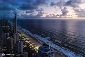 Ancora in Australia nella bellissima Gold Coast, i membri della Shen Yun World Company scorgono questa vista del giorno che nasce dal sessantatreesimo piano dell'hotel. (foto del ballerino Lily Wang)  