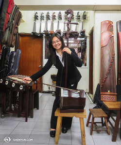 E la Shen Yun World Company è arrivata a Taiwan dopo sei settimane in Australia. La solista suonatrice di Erhu Linda Wang coglie l’opportunità di suonare un erhu in chiave di basso al negozio “Taipei Chinese musical instrument. (foto della musicista suonatrice di “suona” Stella Yu)