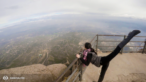 Fuori Barcellona la Shen Yun International Company sul punto panoramico della vetta del monte Montserrat. La ballerina: Chunqiao Cai. (foto dell’operatrice Annie Li)