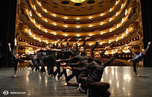 Ed è quasi ora dello spettacolo a Barcellona al Gran Teatre del Liceu. (foto dell’operatrice  Annie Li)