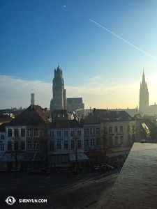 Nel frattempo in Europa, la Shen Yun International Company si esibisce nella pittoresca Bruges, in Belgio. (foto della progettista Annie Li) 