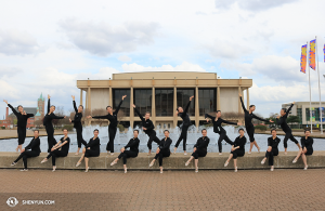 I ballerini della Shen Yun Touring Company felici di passare Pasqua assieme al Chrysler Hall, Norfolk, Virginia, il 27 marzo. (foto della ballerina Helen Li)