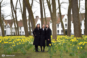 I ballerini Yi-Qian Shi, Chunqiao Cai, e Connie Kuang ammirano il campo di fiori freschi nel centro storico di Bruges. (foto della ballerina Diana Teng) 