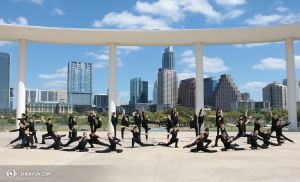 L'ultimo giorno dello spettacolo in Texas, i ballerini della Shen Yun Touring Company in posa per la foto fuori dal Long Center for the Performing Arts ad Austin. (foto di Helen Li) 