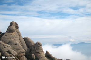 E un paio di foto delle montagne Montserrat di Barcellona. Le rocce sembrano quasi degli esseri umani! (foto del ballerino Daoyong Zheng) 