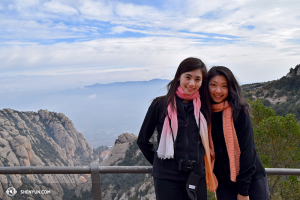 Le ballerine Miranda Zhou-Galati e Daoyong Zheng in posa davanti al panorama mozzafiato @ 975 metri. (foto di Diana Teng) 