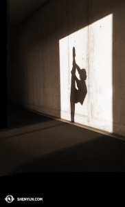 La ballerina Cherie Zhou si prepara per lo spettacolo in Belgio. (foto della progettista Annie Li) 