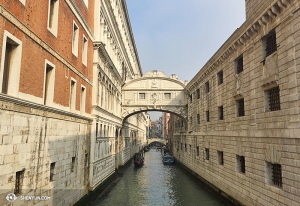Il famoso ponte dei Sospiri è chiamato così per la sua triste storia: i prigionieri che venivano condannati nel Palazzo del Doge, a sinistra, venivano mandati per l'esecuzione al palazzo a destra e nel percorso di non ritorno dovevano passare proprio per questo ponte; da qui viene il suo nome (foto dell operatrice Annie Li)