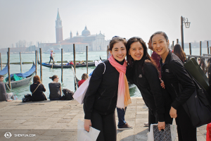 Le ballerine (da sinistra) Miranda Zhou-Galati, Diana Teng e Chelsea Cai a Venezia. (foto di Olivia Chang)