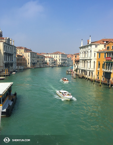 Abbiamo preso questa foto a Venezia, nel quartiere Dorsoduro dal Ponte dell'Accademia. (foto dell'operatrice Annie Li)
