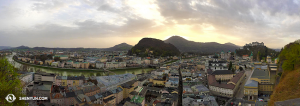 Vista panoramica della parte storica di Salisburgo. L'edificio giallo sulla destra è il teatro di Festpielhaus dove Shen Yun International Company stava per esibirsi (foto dell'operatrice Annie Li)