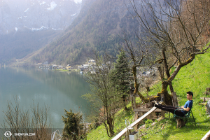 Il violinista Joshua Lin ammira il lago Hallstatt (foto di Seunghuni)