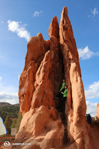 Le ballerine Kaidi Wu (in alto) e Helen Li in un gentile abbraccio al Garden of Gods( foto di Lavender Han)