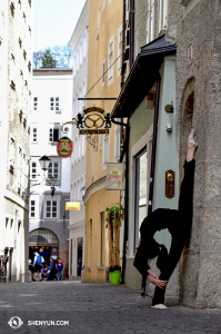 Jessica Si, ispirata, fa dello stretching (foto della ballerina Diana Teng)