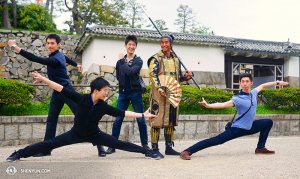 In posa con il samurai al Castello di Nagoya, da sinistra: Jason Pan, Zack Chan, Rubi Zhang, samurai, Joe Hang. (Foto della ballerina Ben Chen)