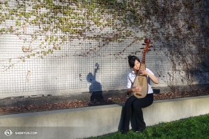 La suonatrice di pipa Miao-Tzu Chiu si allena nel sole del pomeriggio di Seattle. (Foto di Chi-Chein Weng)