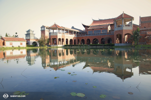La Shen Yun World Company ha terminato i suoi spettacoli a Taiwan e si dirige ora verso il Giappone. Questo interessante edificio è in realtà uno dei teatri di Taiwan, il Chiayi Performing Arts Center. (Foto della ballerina Stephanie Guo)