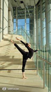 La prima ballerina Angelia Wang si riscalda al ‘Valley Performing Arts Center’ di Northridge, California (foto della ballerina Nancy Wang)