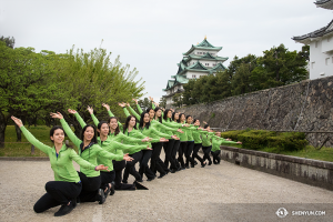 I ballerini della compagnia Shen Yun World di fronte al Castello di Nagoya a Nagoya, Giappone.