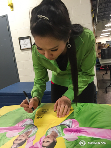 Tornando in Canada, dopo il tour in Europa, la Shen Yun International Company è stata molto impegnata nel autografare i poster da lasciare come ricordo (foto della operatrice Annie Li)