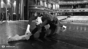 La ballerina Jessica Si fa stretching prima dello spettacolo al Living Arts Centre di Mississauga, in Canada (foto dell'operatrice Annie Li)
