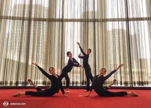 Le Ballerine posano nell'atrio del Place Des Arts di Montreal (foto dell operatrice Annie)