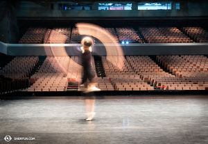 Ancora in Asia, la ballerina Daniella Wollensak della Shen Yun World Company esegue la tecnica del 