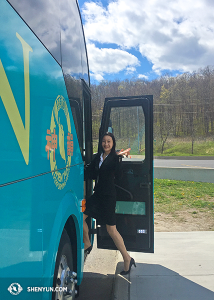 La prima ballerina Chelsea Cai  fa l'ultimo saluto prima di salire sull'autobus  (foto dell'operatrice Annie Li)