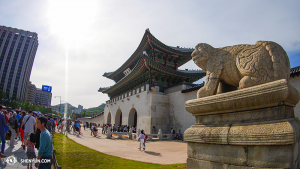 La Shen Yun World Company stava concludendo la tournée in Corea del Sud e Seoul doveva essere la prossima città ma dopo le minacce dell'Ambascia Cinese il teatro KBS Hall ha deciso di cancellare i quattro spettacoli programmati. Il primo ballerino Ben Chen ha deciso di spendere un po' del tempo libero visitando i palazzi storici di Seoul (foto del ballerino Ben Chen)