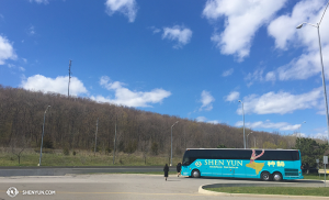 Alla fine di un'altra stagione la Shen Yun International Company fa il conto alla rovescia degli ultimi giorni... incluso l'ultimo lungo viaggio in autobus per tornare a casa dal Canada (foto dell'operatrice Annie Li)