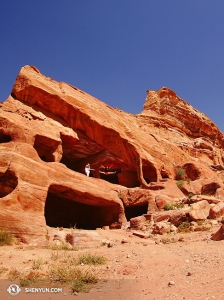 Ballando nelle grotte di roccia rossa della Giordania ...
