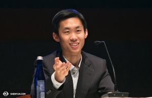 L'evento ha avuto luogo negli Stati Uniti, all'auditorium Capitol Building Visitor Center. Tony Xue ha raccontato il suo percorso personale per diventare un primo ballerino di Shen Yun, riuscendo a ricongiungersi con la propria eredità.