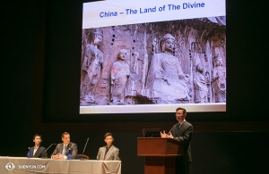 Nel frattempo, a Washington DC, (da sinistra) il primo ballerino Tony Xue, MC Leeshai Lemish, e il primo ballerino Rocky Liao sono stati invitati a un dibattito sui cinquant'anni dall'inizio della rivoluzione culturale in Cina. Il gruppo ha discusso la distruzione della cultura tradizionale cinese e la sua rinascita attraverso Shen Yun. Il conduttore televisivo Xiang Dong (a destra) ha moderato la tavola rotonda.