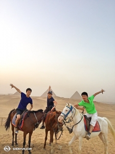 : Forse i più avventurosi vacanzieri di Shen Yun, (da sinistra) i ballerini Alvin Song, Alex Chun e Ben Chen alle Piramidi di Giza, in Egitto prima tappa del loro viaggio in Medio Oriente.