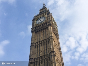 Ritornando nel Paese di origine di Ben Chen, la proiezionista Annie Li ammira un'altra volta il Big Ben.
