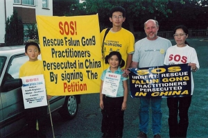 Ben Chen, a sinistra, e pochi altri londinesi che praticano il Falun Gong si preparano a intraprendere un viaggio attraverso l'Inghilterra per far conoscere la persecuzione dei loro compagni praticanti in Cina (foto per gentile concessione di Minghui.org)