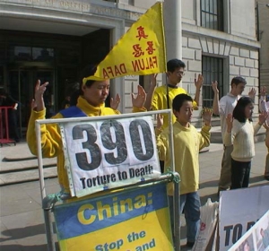 Ben Chen, ha dieci anni e si trova accanto alla madre e altri praticanti del Falun Gong mentre eseguono gli esercizi di meditazione di fronte all'ambasciata (foto per gentile concessione di Minghui.org)