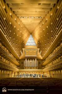 La Shen Yun Symphony Orchestra ha debuttato per il suo tour 2016 in Asia alla Tokyo Opera City Concert Hall, 15 settembre (foto del bassista TK Kuo)