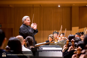 Il direttore Milen Nachev conduce i circa cento musicisti di Shen Yun durante le prove, prima della performance d’apertura della mattina, seguita immediatamente da uno spettacolo serale (foto di TK Kuo)
