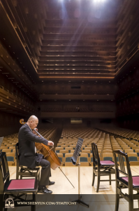 La violoncellista Yong Deng si prepara per la prima stagione a Tokyo (foto di TK Kuo)