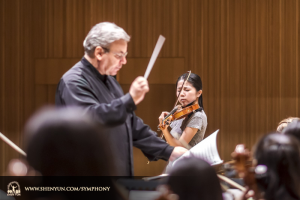 Il direttore Milen Nachev e la solista Fiona Zheng provano ‘Introduzione’ e ‘Rondò Capriccioso’ di Camille Saint-Saëns (foto di TK Kuo)