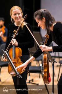 Il primo violino Stepan Khalatyan è l'unico che collabora con il cameraman durante le prove al Taichung Chung Hsing Hall, Taiwan