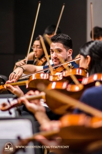 Il violista Tongsheng Ye si riscalda al Taoyuan Zhongli Arts Hall, Taiwan