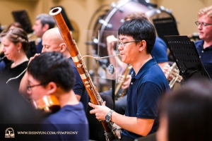 Il trombettista principale Eric Robins si riscalda prima dello spettacolo a Taiwan presso il Chiayi Cultural Center Music Hall