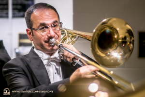 Il trombonista Karen Khachatryan si riscalda prima dello spettacolo presso il Kennedy Center Concert Hall.
