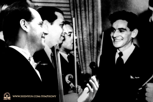 Dietro le quinte il bassista principale, Juraj Kukan ha fatto un passo indietro nel tempo per conversare con Leonard Bernstein.